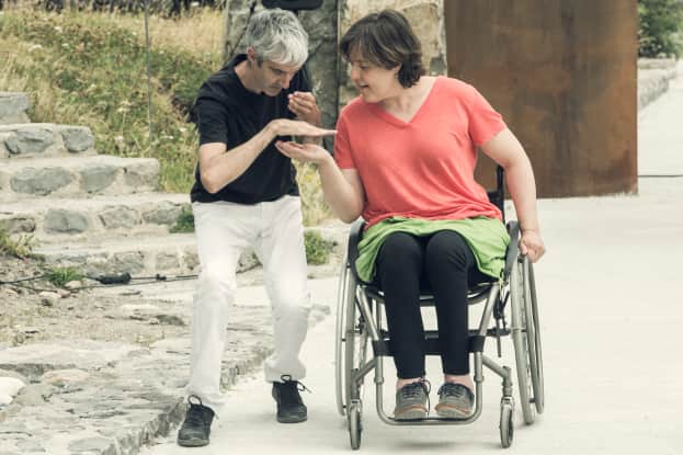 Un hombre y una mujer en silla de ruedas actuando