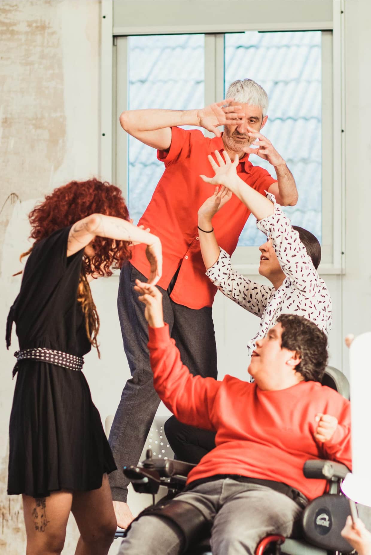 Cuatro personas bailando una en silla de ruedas